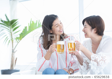 婦女協會-啤酒歡呼 婦女協會-啤酒歡呼 65629638