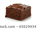 Slice of brownie isolated on white 65629934