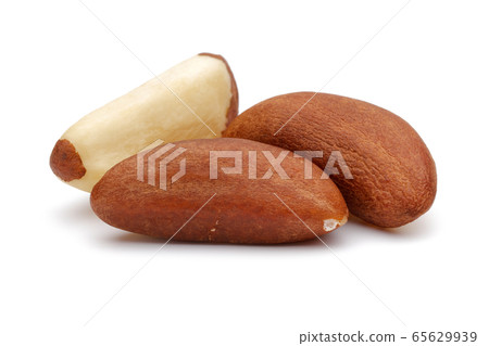 Brazil nuts isolated on white 65629939