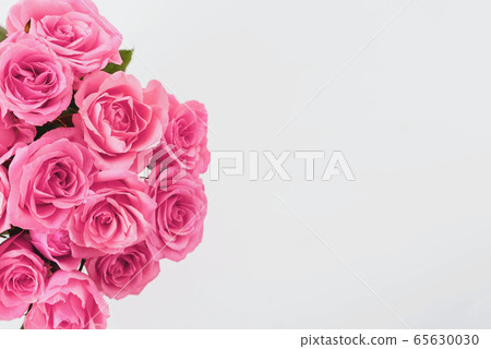 Beautiful bouquet of fresh pink roses in full bloom. 65630030