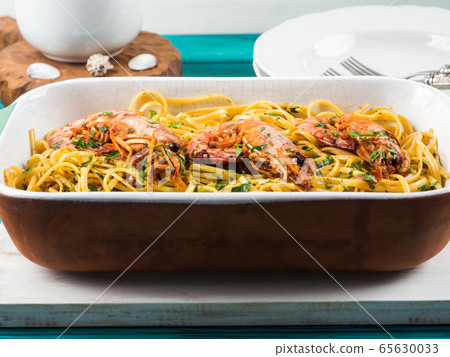 Linguine pasta with tiger prawn sauce in white dish Linguine pasta with tiger prawn sauce in white dish 65630033