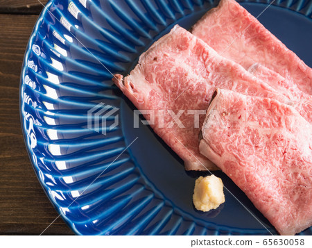 烤牛肉用辣根。 烤牛肉用辣根。 65630058