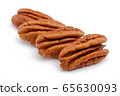 Pecan nut isolated on white 65630093