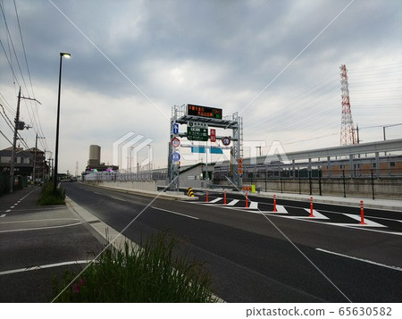 LED顯示屏要求不要在寒冷的天空和沒有人的道路上出門 65630582