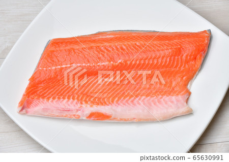 含維生素D的食物，銀鮭魚（銀鮭魚）會阻礙半身加熱。未經加熱和未煮過。 65630991
