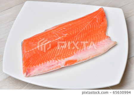 Vitamin D-containing food, silver salmon (silver salmon) block half body for heating. Unheated and uncooked. Vitamin D-containing food, silver salmon (silver salmon) block half body for heating. Unheated and uncooked. 65630994