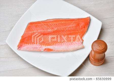 Vitamin D-containing food, silver salmon (silver salmon) block half body for heating. Unheated and uncooked. 65630999