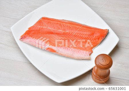 Vitamin D-containing food, silver salmon (silver salmon) block half body for heating. Unheated and uncooked. Vitamin D-containing food, silver salmon (silver salmon) block half body for heating. Unheated and uncooked. 65631001