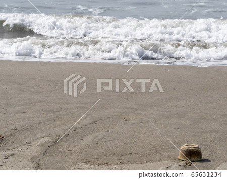 杯麵容器(垃圾)在海灘上被洗淨 杯麵容器(垃圾)在海灘上被洗淨 65631234