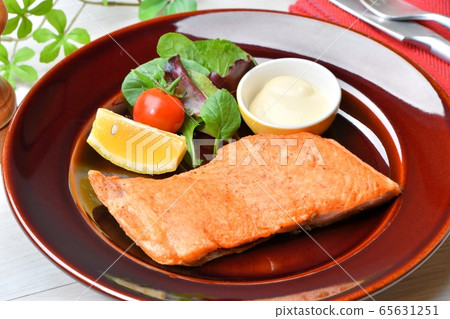 含維生素D的成分,銀鮭魚(銀鮭魚,鮭魚),Meunier(炒)和蛋黃醬。 含維生素D的成分,銀鮭魚(銀鮭魚,鮭魚),Meunier(炒)和蛋黃醬。 65631251