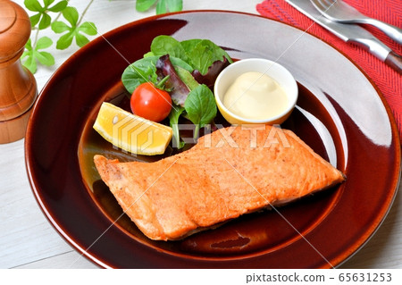 含維生素D的成分，銀鮭魚（銀鮭魚，鮭魚），Meunier（炒）和蛋黃醬。 65631253