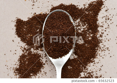 Coffee powder on a spoon Coffee powder on a spoon 65632523