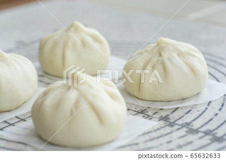 Meat bun making at home Meat bun before steaming 65632633
