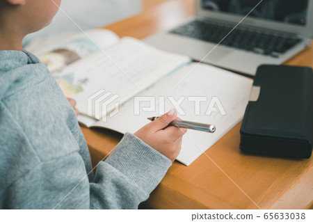 online classes, primary school student, schoolchild 65633038