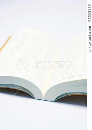 Open book, reading image [white background] 65633150