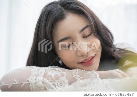 美女女孩白 65633457