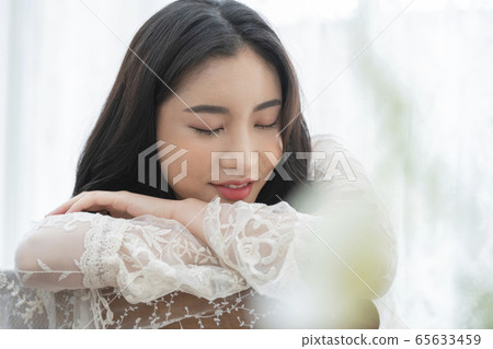 美女女孩白 65633459