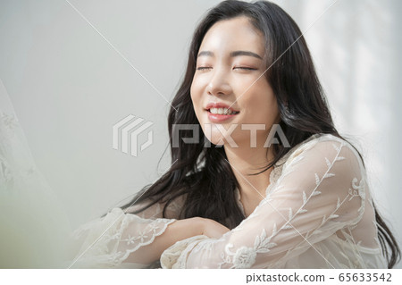 美女女孩白 65633542