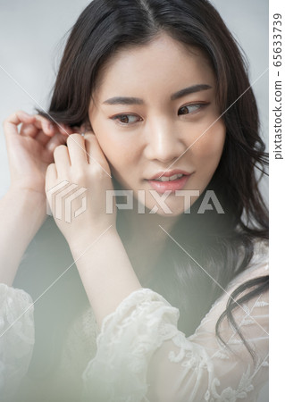 美女女孩白 65633739
