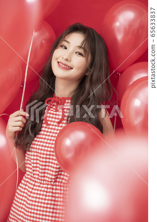 Party women balloons red 65633837