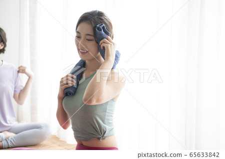 Lifestyle, yoga 65633842