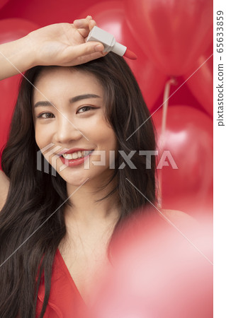 Female cosmetics red balloon 65633859