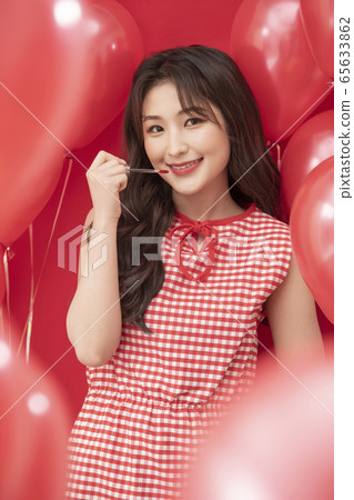 Female cosmetics red balloon Female cosmetics red balloon 65633862