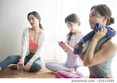 Lifestyle, yoga 65633894