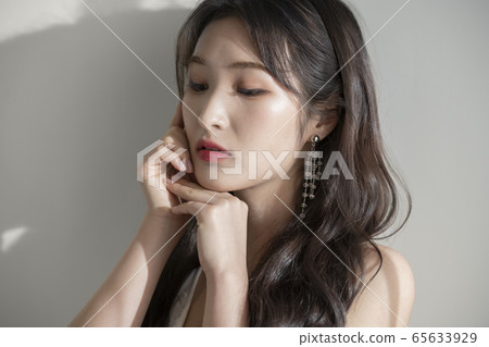 女人,美女,白色,配件 女人,美女,白色,配件 65633929