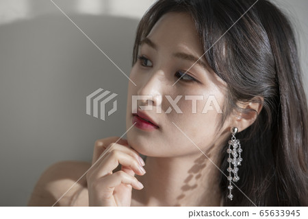 女人,美女,白色,配件 女人,美女,白色,配件 65633945