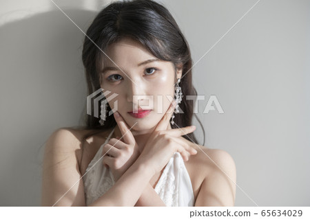 女人,美女,白色,配件 女人,美女,白色,配件 65634029