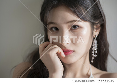 女人,美女,白色,配件 女人,美女,白色,配件 65634039