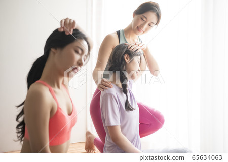 Lifestyle, yoga 65634063