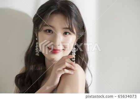 女人,美女,白色,配件 女人,美女,白色,配件 65634073