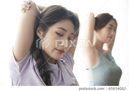 Lifestyle, yoga 65634082