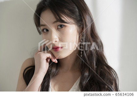 女人,美女,白色,配件 女人,美女,白色,配件 65634106