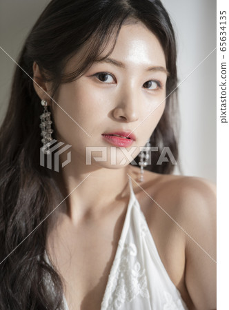 女人,美女,白色,配件 女人,美女,白色,配件 65634135