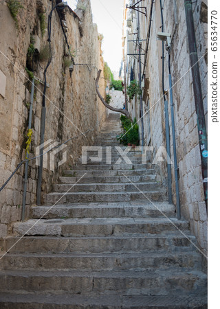 Steep stairs and narrow street in old town of Dubrovnik 65634770