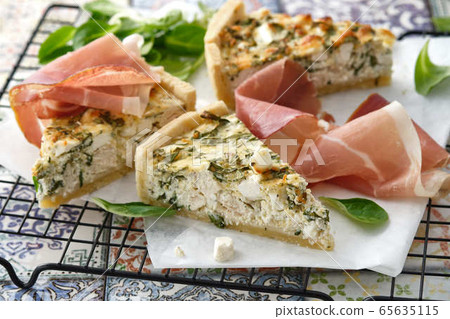 Homemade Cheesy Egg Quiche for Brunch with Spinach and jamon. Homemade Cheesy Egg Quiche for Brunch with Spinach and jamon. 65635115