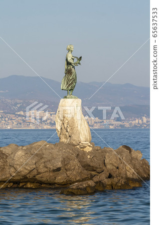 Girl with a seagull Girl with a seagull 65637533