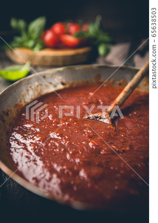Tomato sauce with basil 65638503