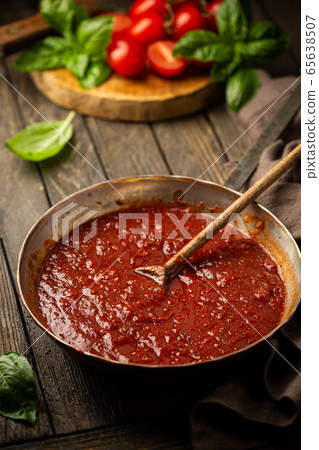 Tomato sauce with basil 65638507