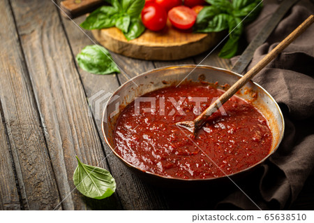 Tomato sauce with basil 65638510