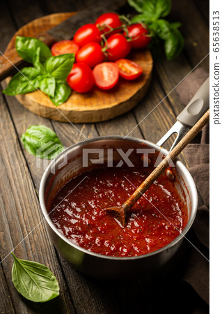 Tomato sauce with basil 65638513