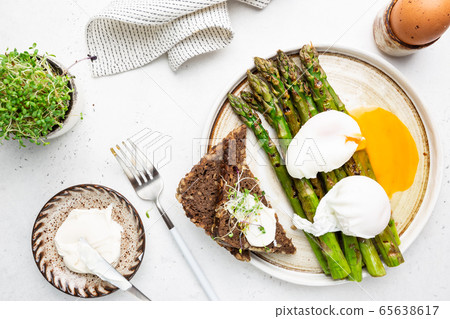 Asparagus with poached egg Asparagus with poached egg 65638617