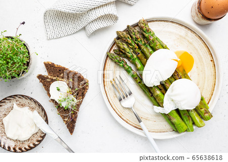 Asparagus with poached egg Asparagus with poached egg 65638618
