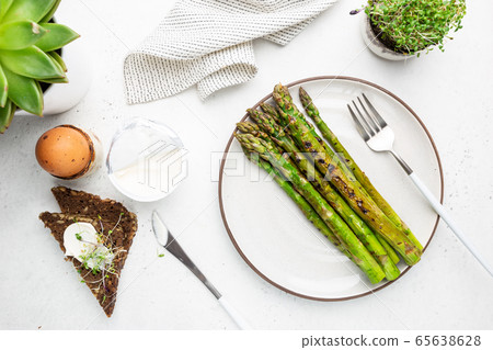 Fresh grilled asparagus 65638628