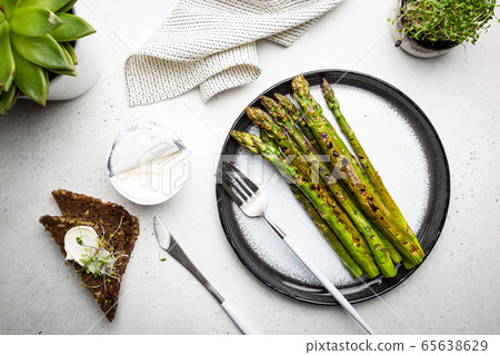 Fresh grilled asparagus Fresh grilled asparagus 65638629