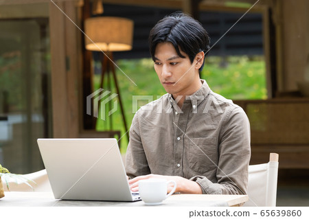 年輕人計算機遠程辦公 65639860