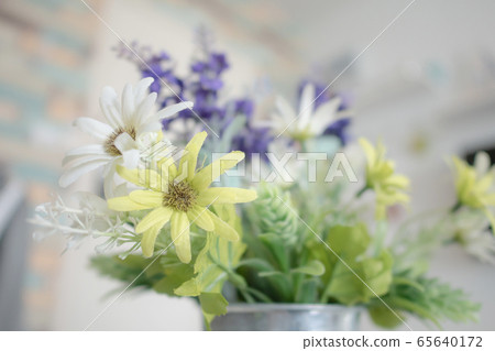 Close up white and green flowers with pollen Close up white and green flowers with pollen 65640172